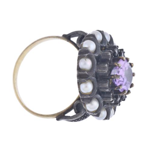 Elizabethan ring with pearls and amethyst. Second half of t
