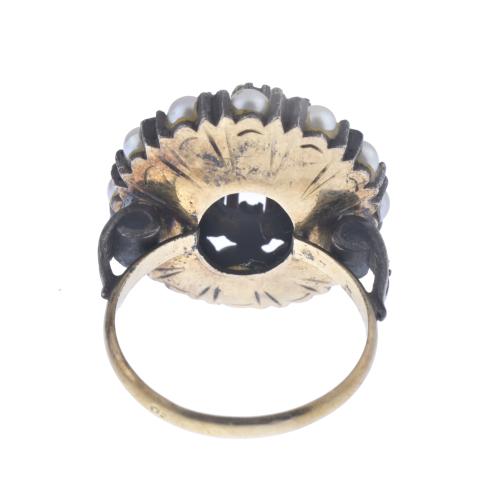 Elizabethan ring with pearls and amethyst. Second half of t
