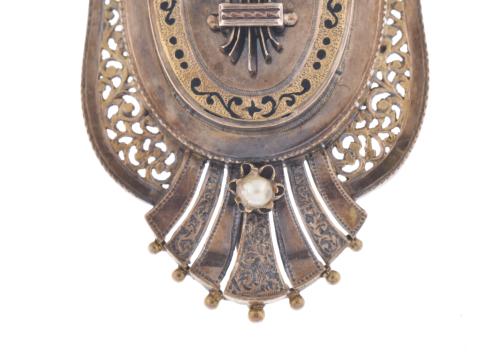 Broche colgante isabelio con diamantes.