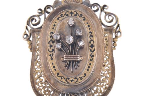 Broche colgante isabelio con diamantes.