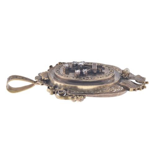 Broche colgante isabelio con diamantes.
