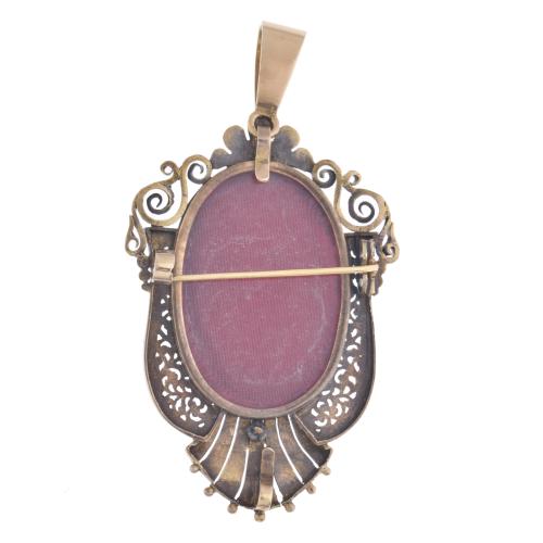 Broche colgante isabelio con diamantes.