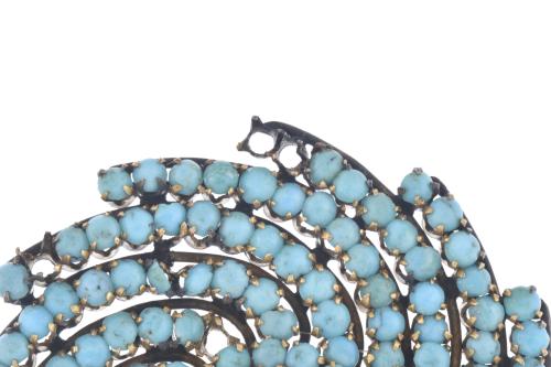 Broche en forma de espiral con turquesas