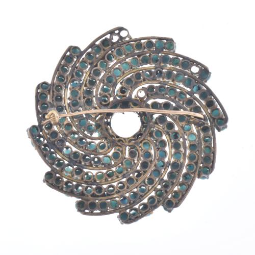 Broche en forma de espiral con turquesas
