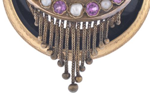 Broche belle époque con perlas, amatistas y ónix.
