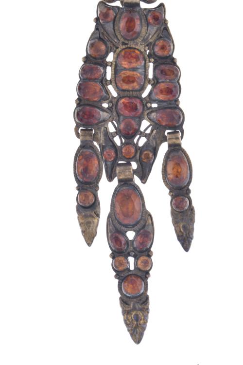 Pendientes de arangada con granates. s. XVIII.