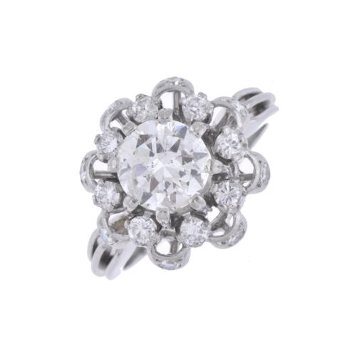 Anillo en forma floral con rosetón de diamantes.