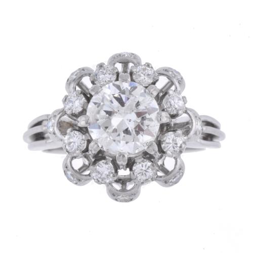 Anillo en forma floral con rosetón de diamantes.