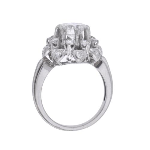 Anillo en forma floral con rosetón de diamantes.
