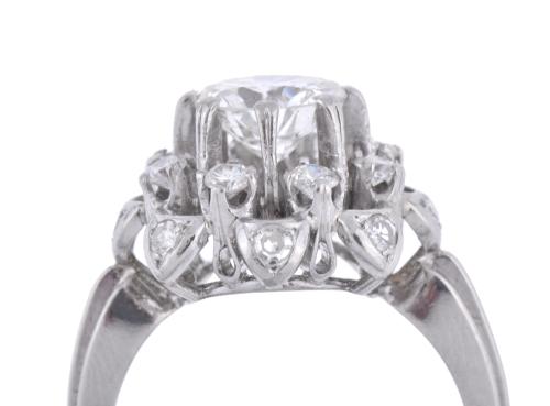 Anillo en forma floral con rosetón de diamantes.