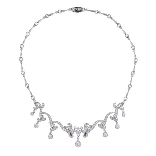 Collar semi rígido con diamantes.
