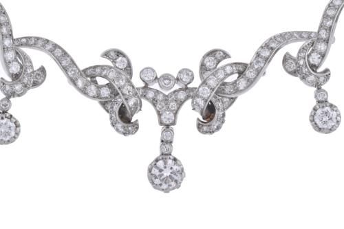 Collar semi rígido con diamantes.