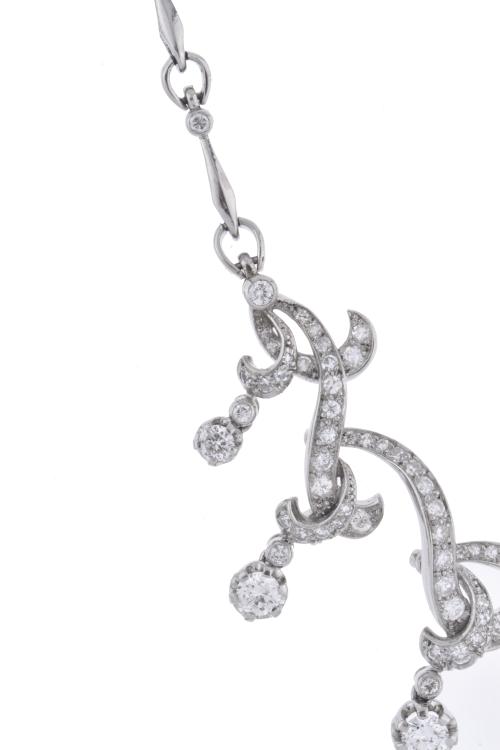 Collar semi rígido con diamantes.