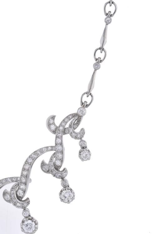 Collar semi rígido con diamantes.