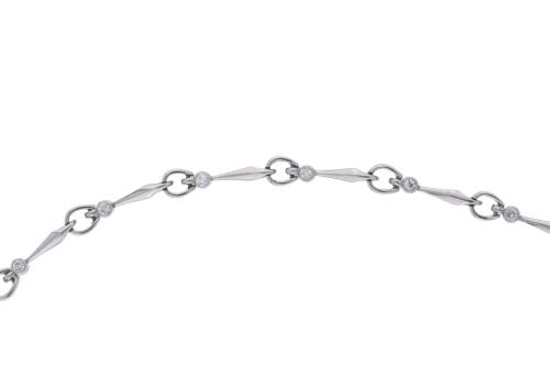 Collar semi rígido con diamantes.