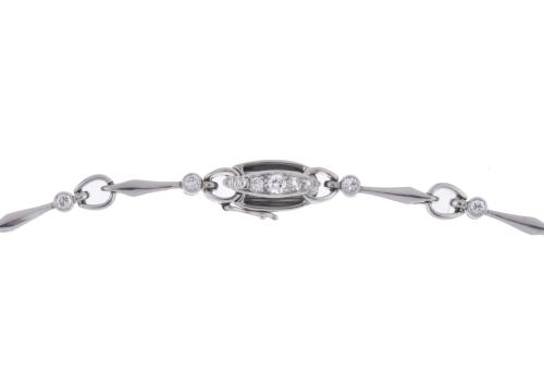 Collar semi rígido con diamantes.