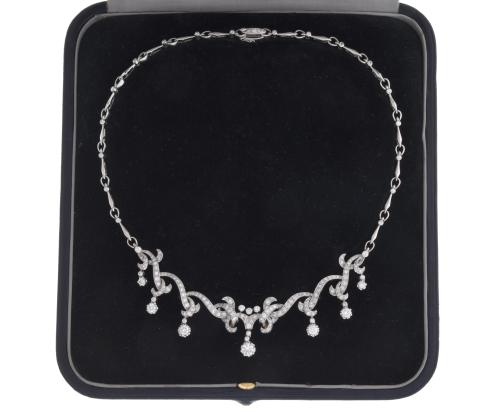Collar semi rígido con diamantes.