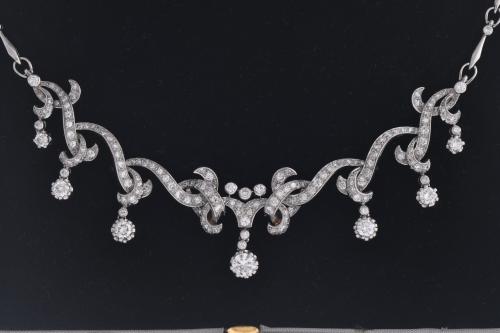 Collar semi rígido con diamantes.