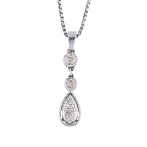 Collar con colgante con diamantes.
