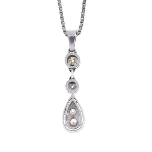 Collar con colgante con diamantes.