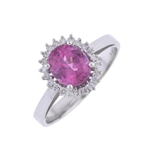 Anillo rosetón con turmalina y diamantes.
