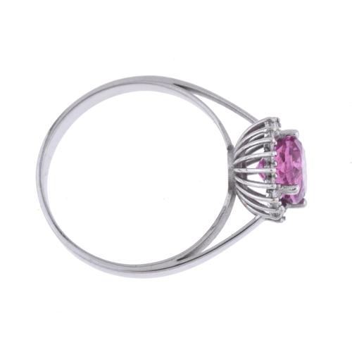 Anillo rosetón con turmalina y diamantes.