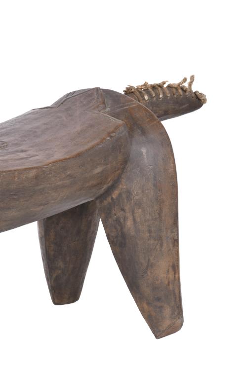 ESCUELA AFRICANA, SIGLO XX.   Taburete en forma de cabra, M