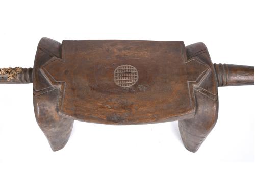 ESCUELA AFRICANA, SIGLO XX.   Taburete en forma de cabra, M