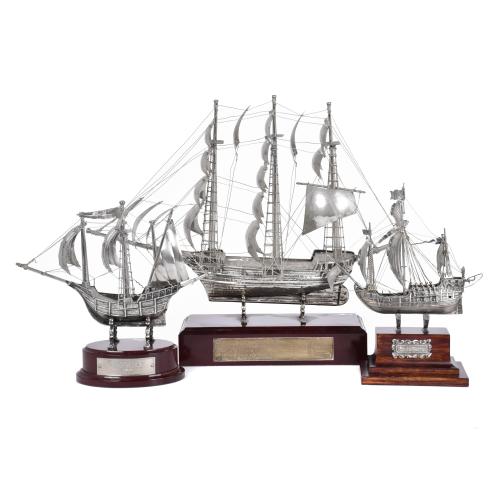 Lote de tres maquetas de veleros, siglo XX. 