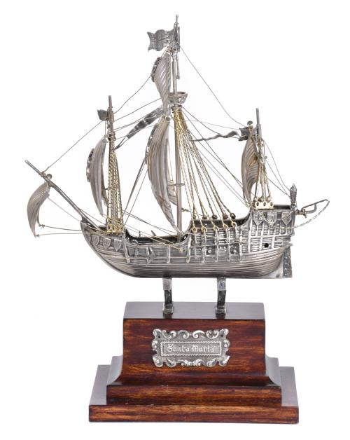 Lote de tres maquetas de veleros, siglo XX. 