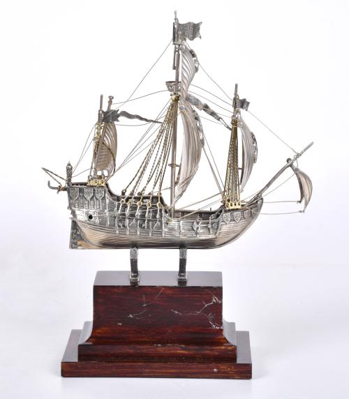 Lote de tres maquetas de veleros, siglo XX. 