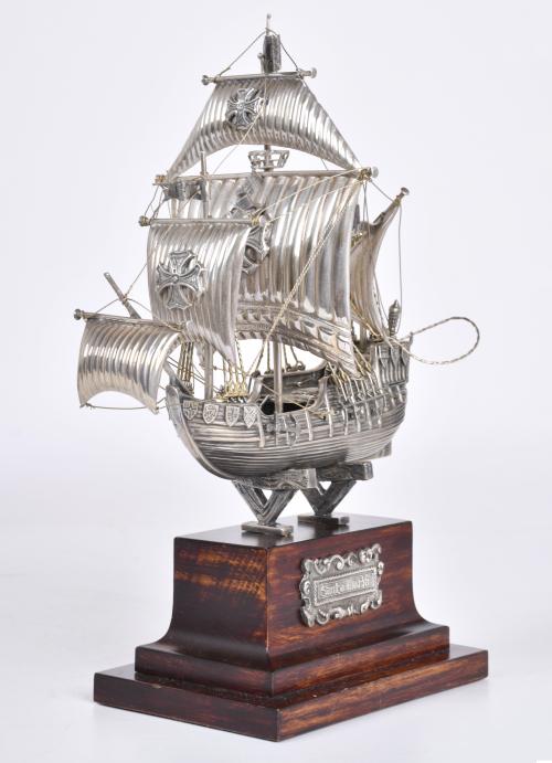 Lote de tres maquetas de veleros, siglo XX. 