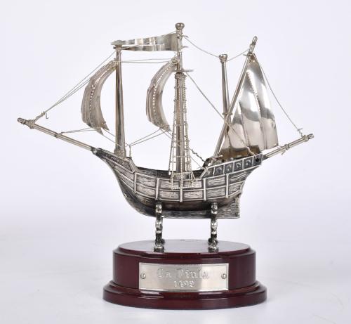 Lote de tres maquetas de veleros, siglo XX. 