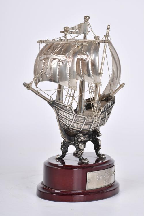 Lote de tres maquetas de veleros, siglo XX. 