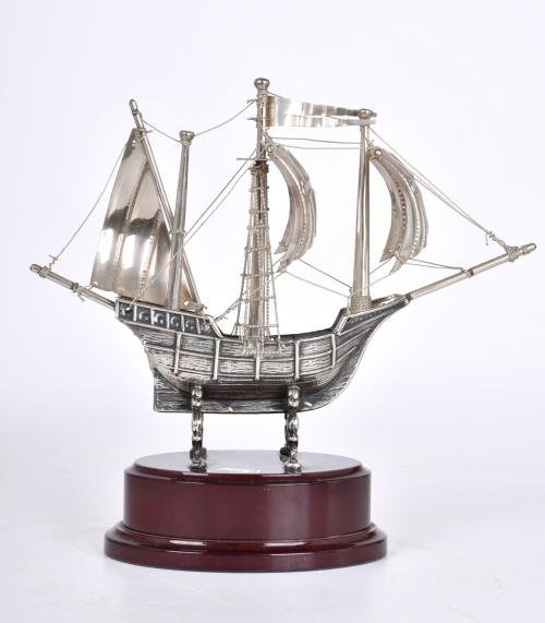 Lote de tres maquetas de veleros, siglo XX. 