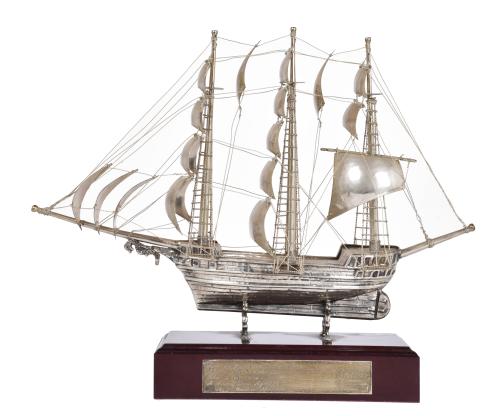 Lote de tres maquetas de veleros, siglo XX. 