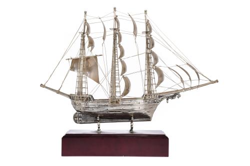 Lote de tres maquetas de veleros, siglo XX. 