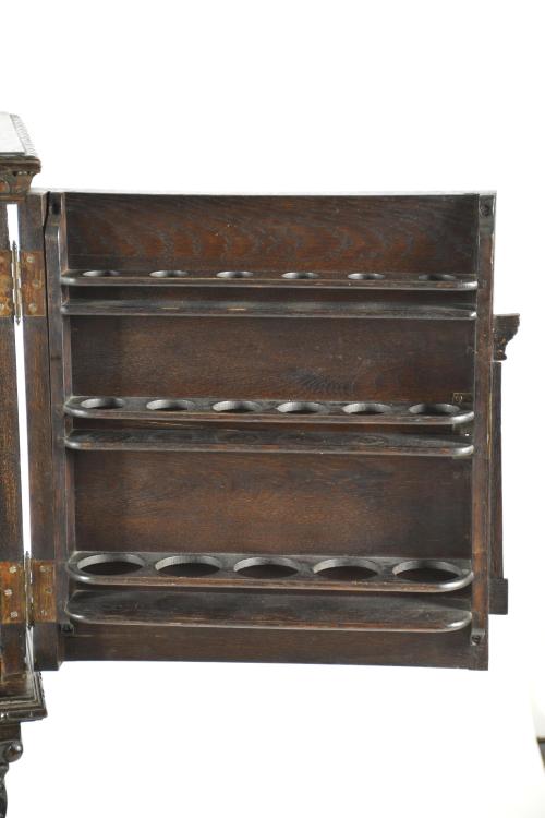 Mueble aparador de estilo Renacentista, siglo XX.