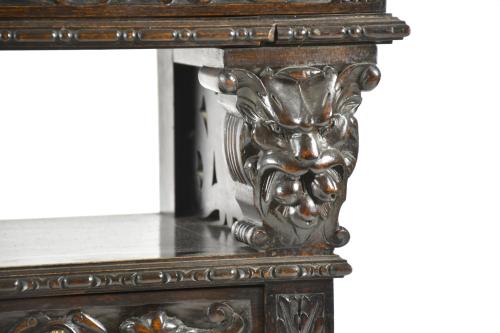 Mueble aparador de estilo Renacentista, siglo XX.