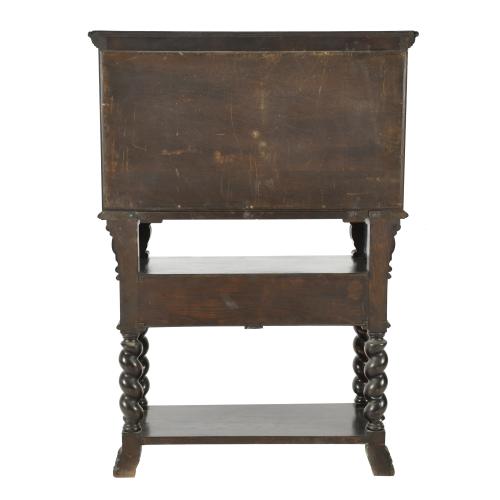 Mueble aparador de estilo Renacentista, siglo XX.
