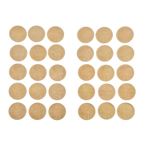 Lote de treinta monedas conmemorativas de las olimpiadas.