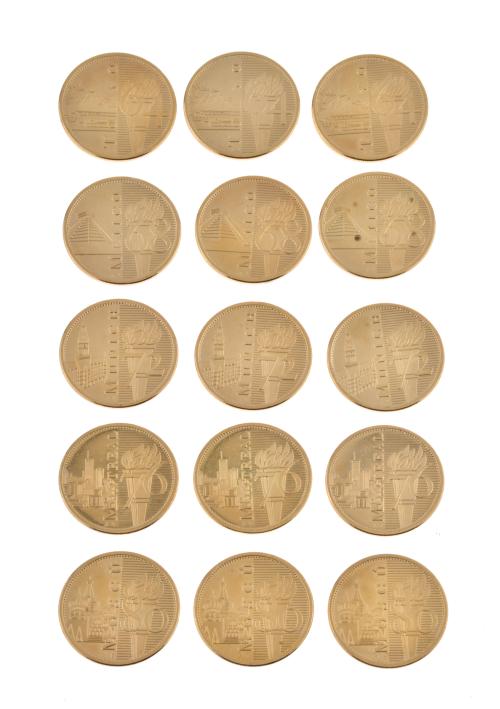 Lote de treinta monedas conmemorativas de las olimpiadas.