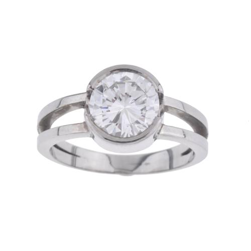Anillo solitario con diamante.