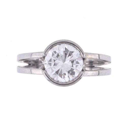 Anillo solitario con diamante.