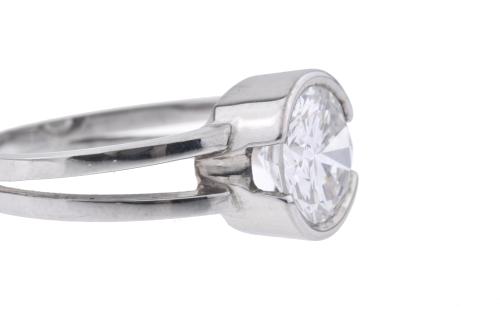 Anillo solitario con diamante.