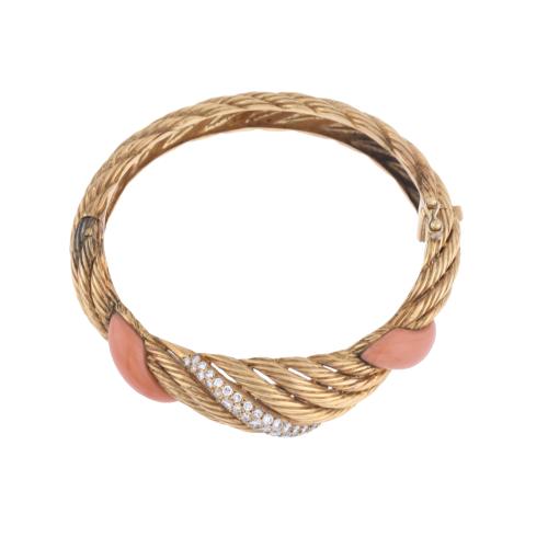 Pulsera rígida en forma de cuerda, con diamantes y coral. 