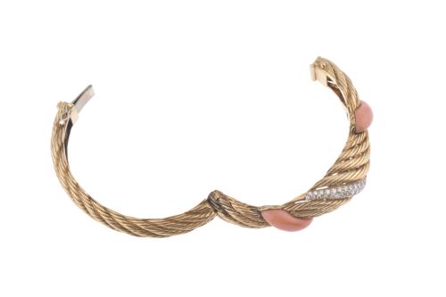 Pulsera rígida en forma de cuerda, con diamantes y coral. 