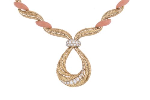Semi-rigid choker necklace with diamonds and coral.