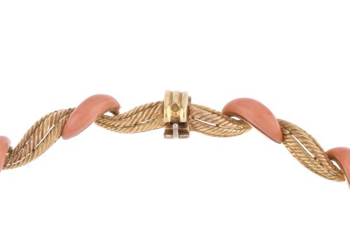 Semi-rigid choker necklace with diamonds and coral.
