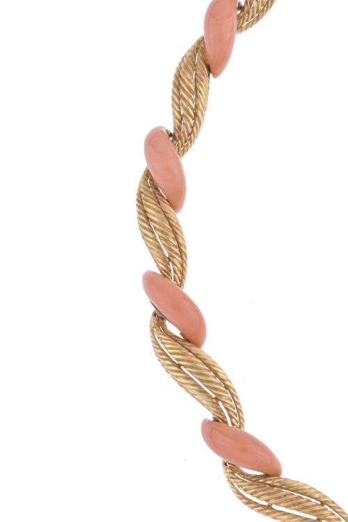 Semi-rigid choker necklace with diamonds and coral.